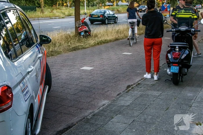 Scooterrijdster onderuit na loszittende tegels