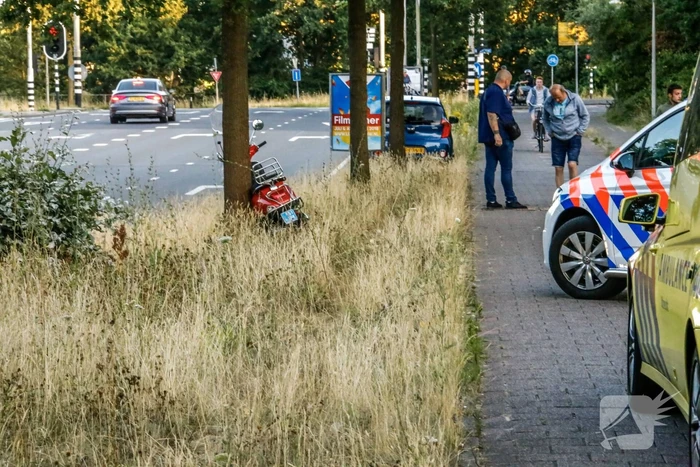 Scooterrijdster onderuit na loszittende tegels
