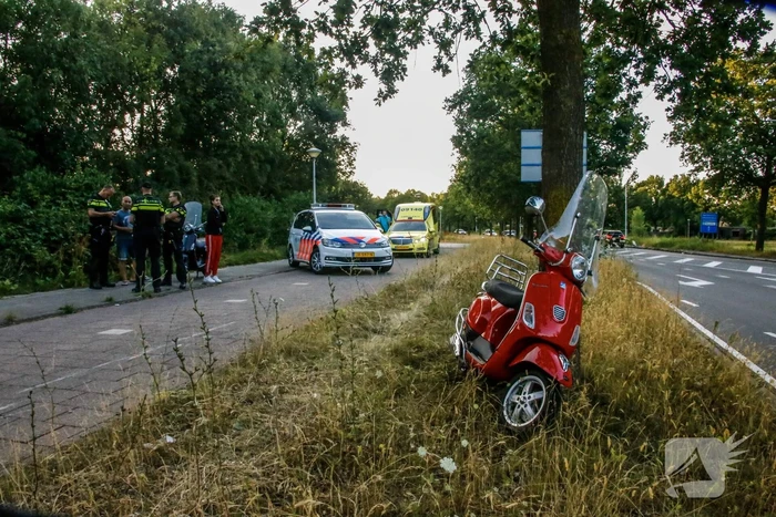 Scooterrijdster onderuit na loszittende tegels