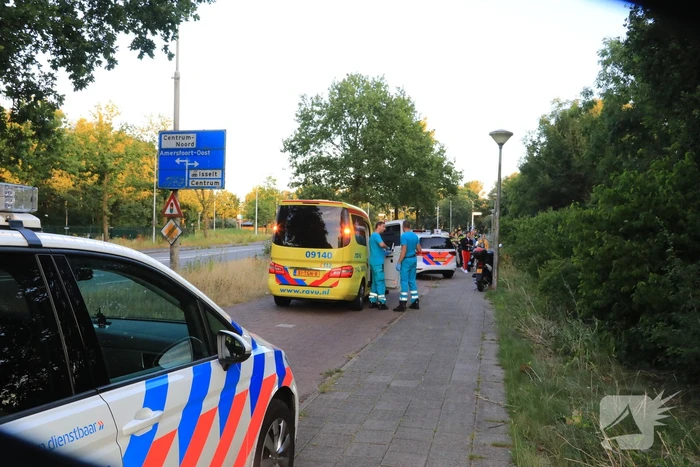 Scooterrijdster onderuit na loszittende tegels