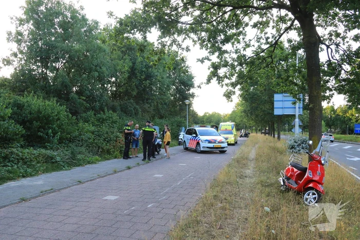 Scooterrijdster onderuit na loszittende tegels