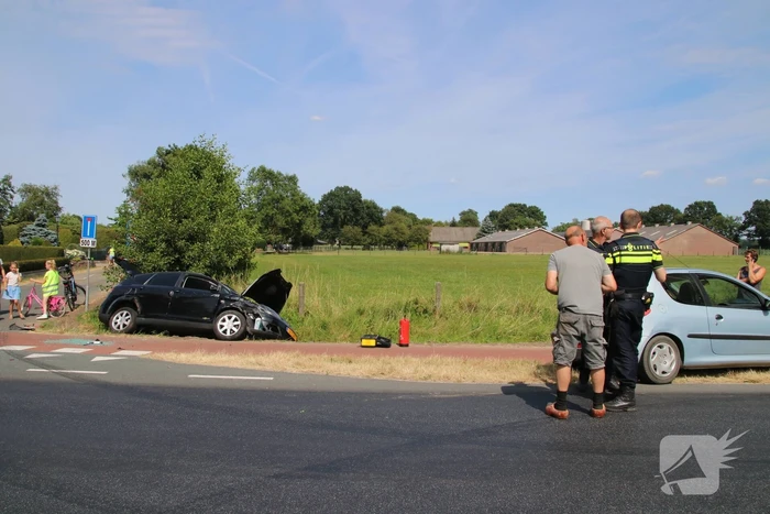 Gewonde en auto in de sloot bij aanrijding