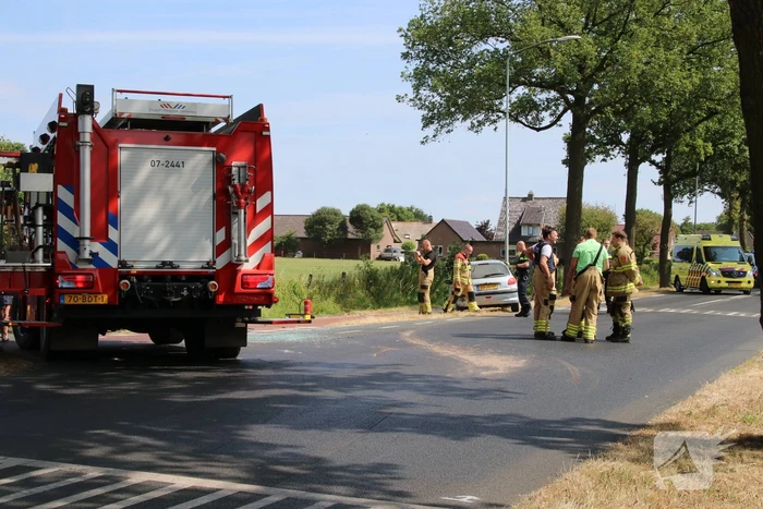 Gewonde en auto in de sloot bij aanrijding