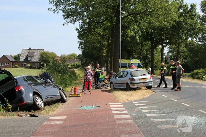 Gewonde en auto in de sloot bij aanrijding