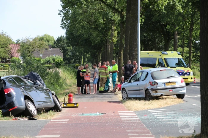 Gewonde en auto in de sloot bij aanrijding