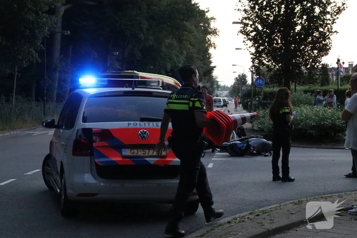 Scooter geschept door auto, twee gewonden