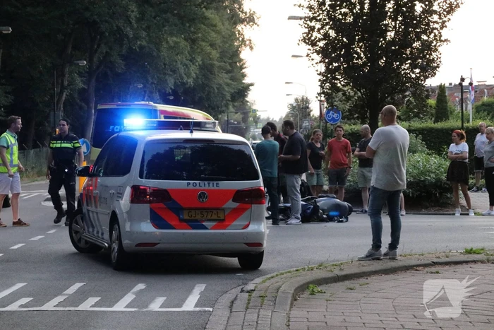 Scooter geschept door auto, twee gewonden