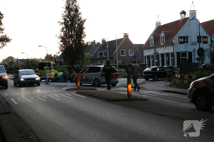 Scooter geschept door auto, twee gewonden
