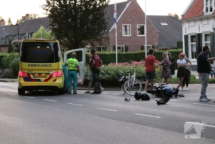 Scooter geschept door auto, twee gewonden