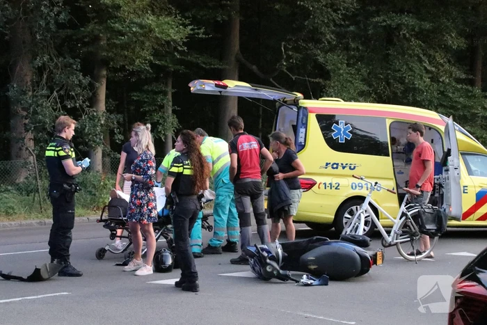 Scooter geschept door auto, twee gewonden