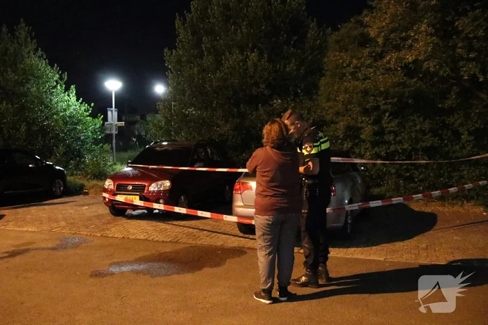 Twee auto's branden uit mogelijk brandstichting