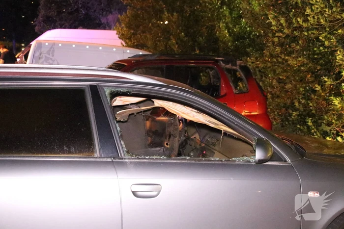 Twee auto's branden uit mogelijk brandstichting