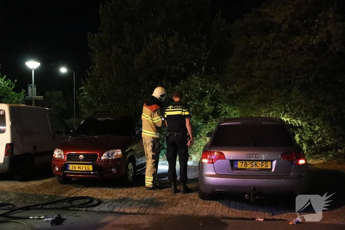 Twee auto's branden uit mogelijk brandstichting