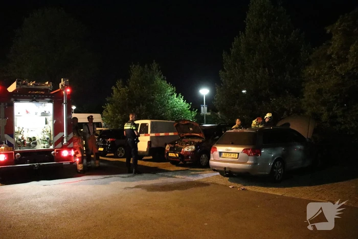 Twee auto's branden uit mogelijk brandstichting