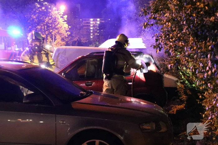 Twee auto's branden uit mogelijk brandstichting