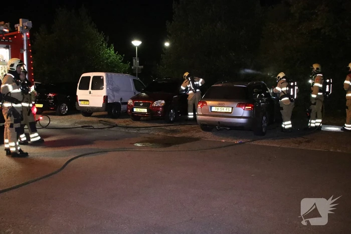 Twee auto's branden uit mogelijk brandstichting