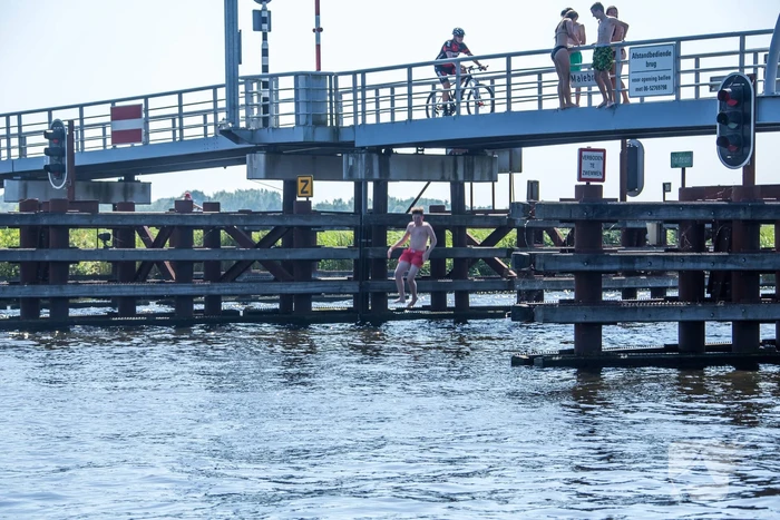 Jongeren goed ziek na plons in Eem