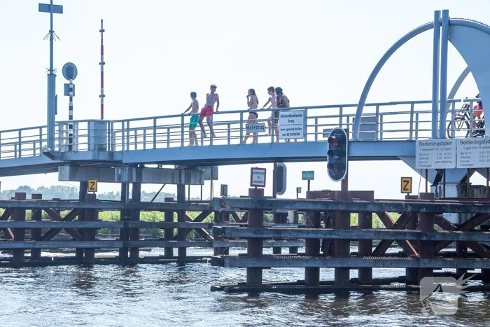 Jongeren goed ziek na plons in Eem