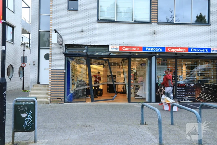 Veel schade bij ramkraak op fotowinkel