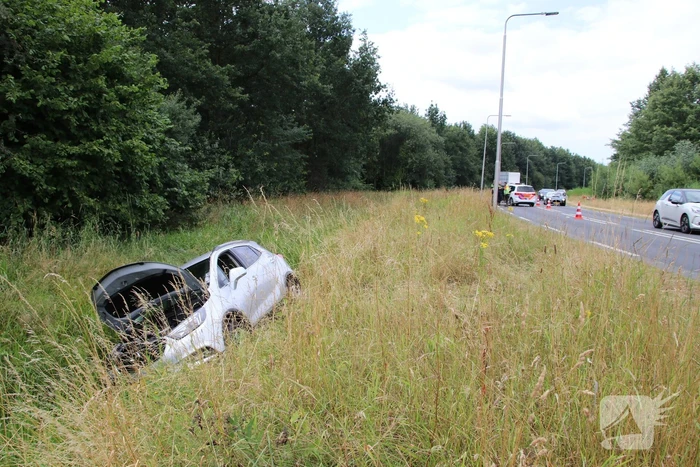 Auto belandt in sloot