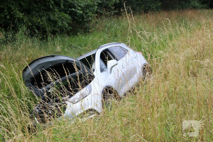 Auto belandt in sloot