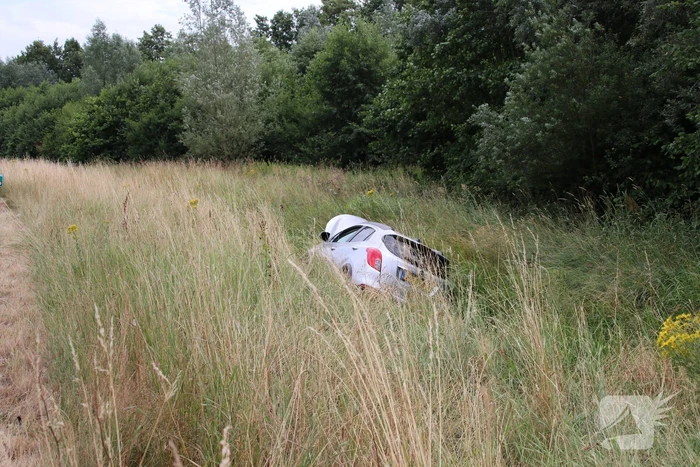 Auto belandt in sloot