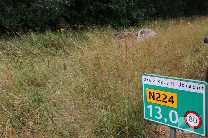 Auto belandt in sloot