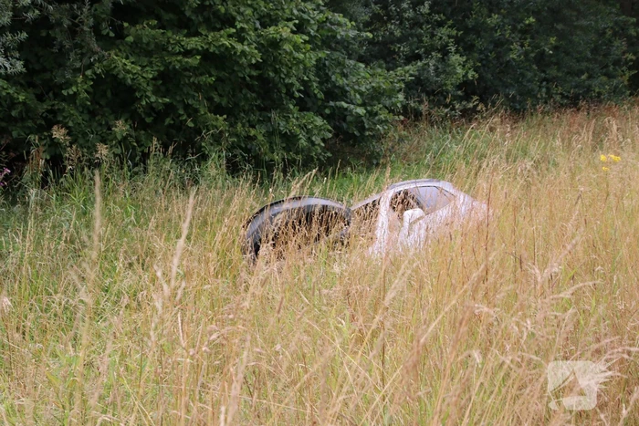 Auto belandt in sloot