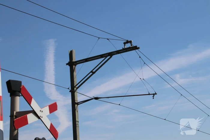 Gebroken bovenleiding zorgt voor brand bij spoorlijn