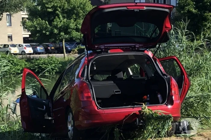 Auto te water na vergeten van handrem