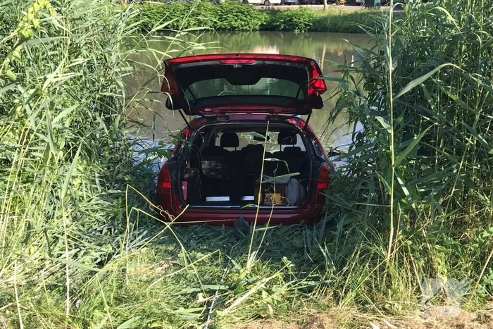 Auto te water na vergeten van handrem