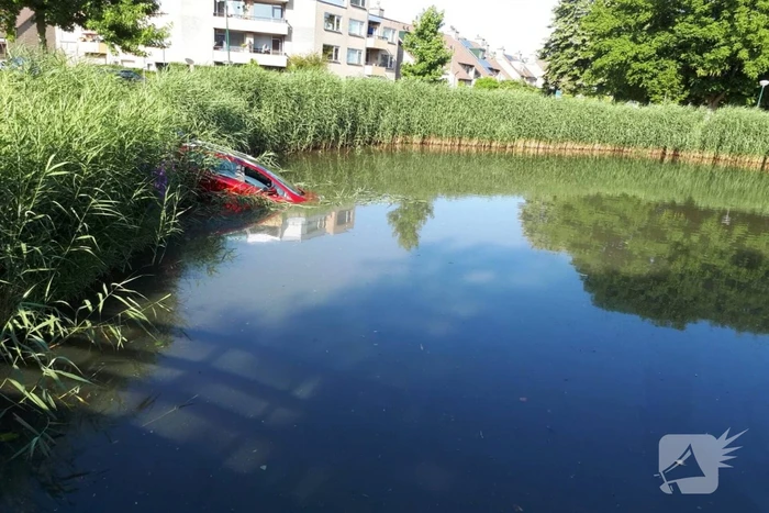 Auto te water na vergeten van handrem