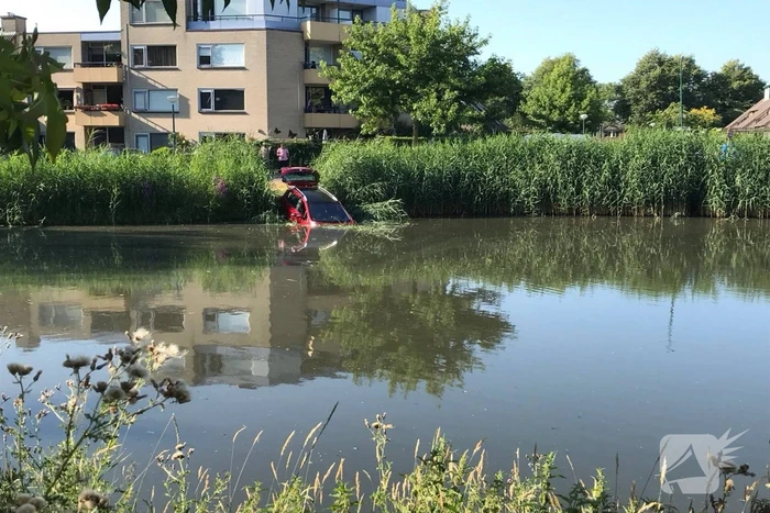 Auto te water na vergeten van handrem