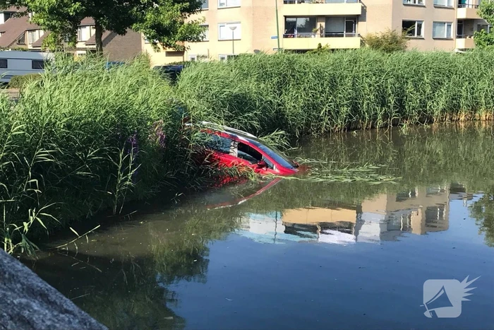 Auto te water na vergeten van handrem