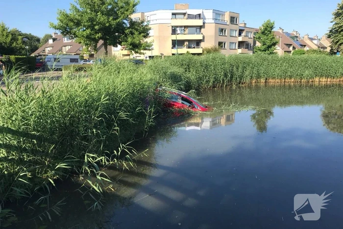 Auto te water na vergeten van handrem
