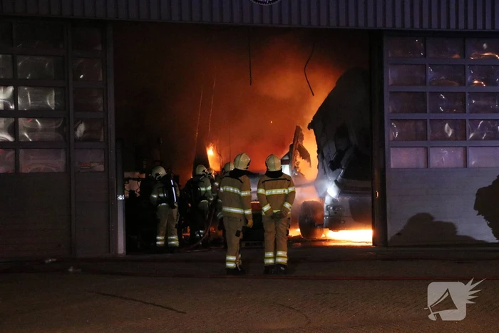 Felle brand verwoest vrachtwagen restauratiebedrijf
