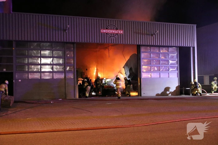 Felle brand verwoest vrachtwagen restauratiebedrijf