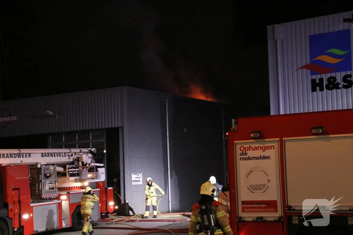 Felle brand verwoest vrachtwagen restauratiebedrijf