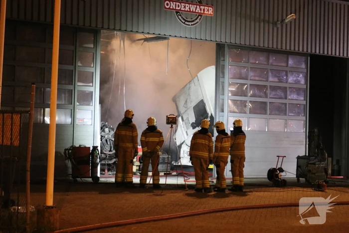 Felle brand verwoest vrachtwagen restauratiebedrijf
