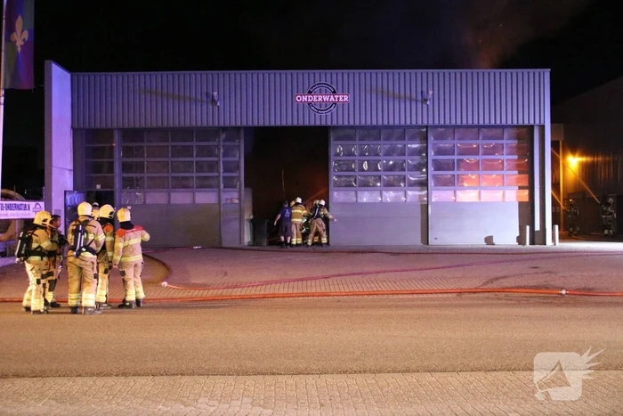 Felle brand verwoest vrachtwagen restauratiebedrijf