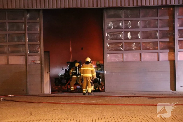 Felle brand verwoest vrachtwagen restauratiebedrijf