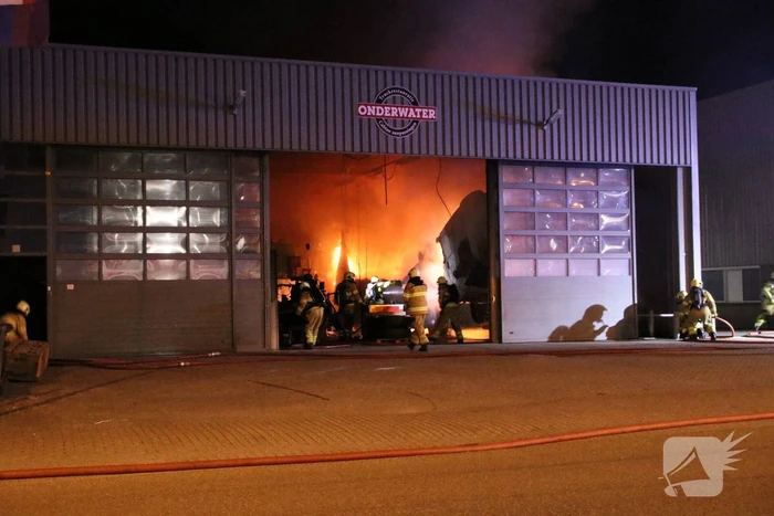 Felle brand verwoest vrachtwagen restauratiebedrijf
