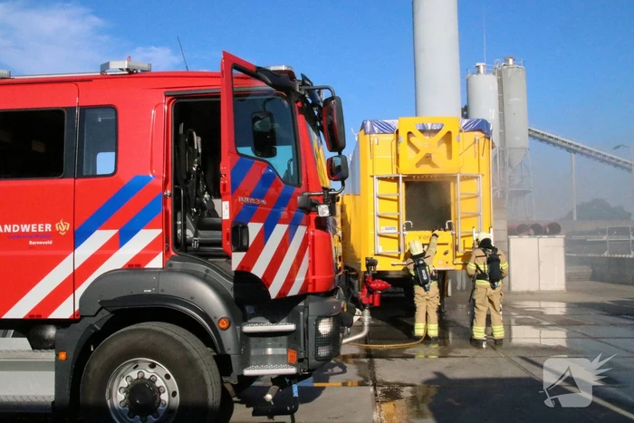 Trailer vol afval in de brand