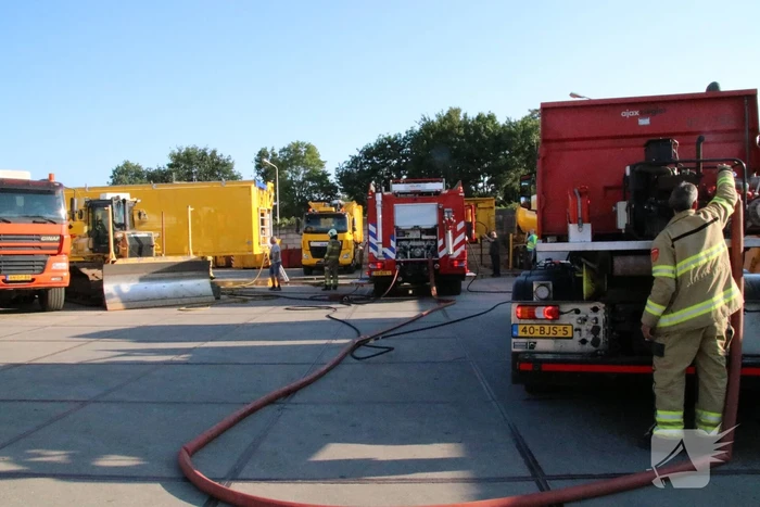 Trailer vol afval in de brand