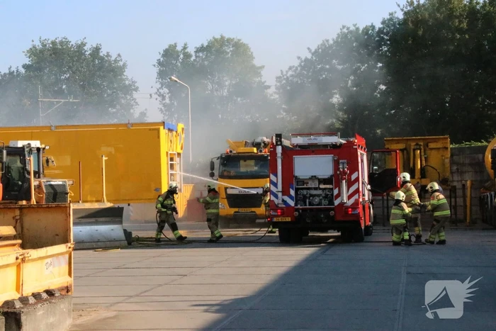 Trailer vol afval in de brand