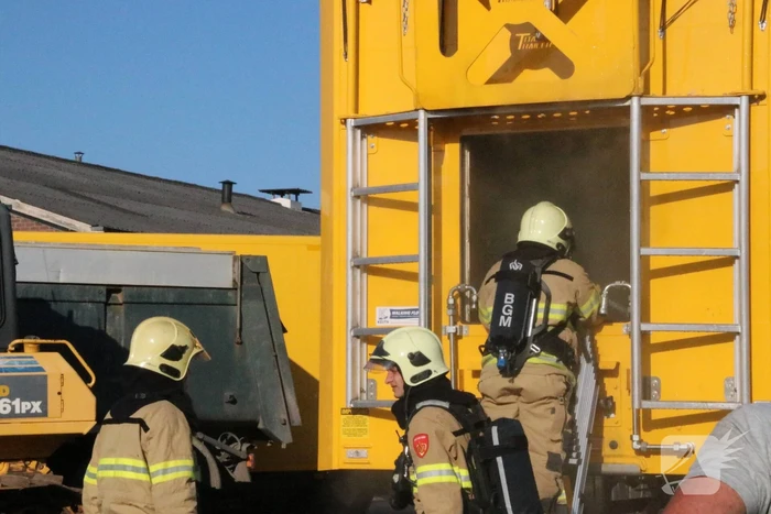 Trailer vol afval in de brand