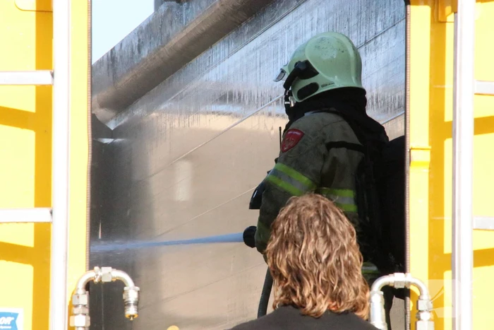 Trailer vol afval in de brand