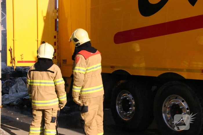Trailer vol afval in de brand