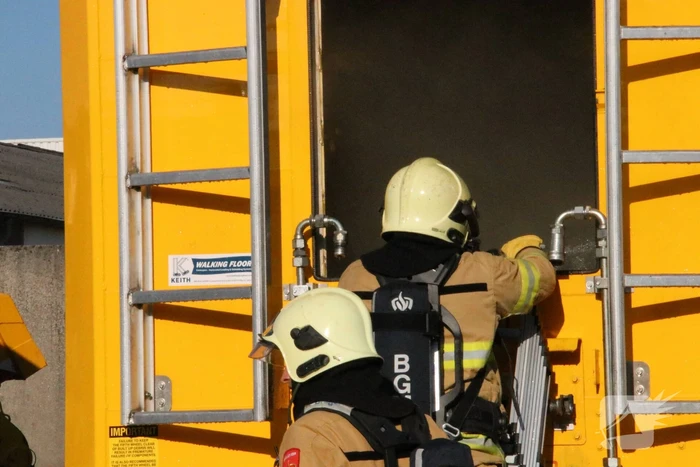 Trailer vol afval in de brand