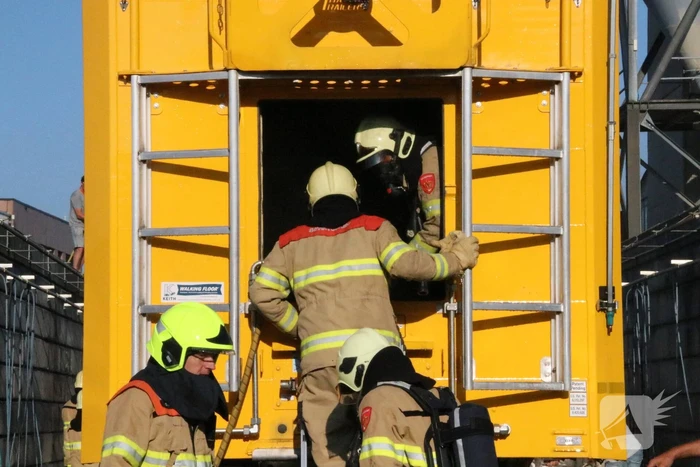 Trailer vol afval in de brand